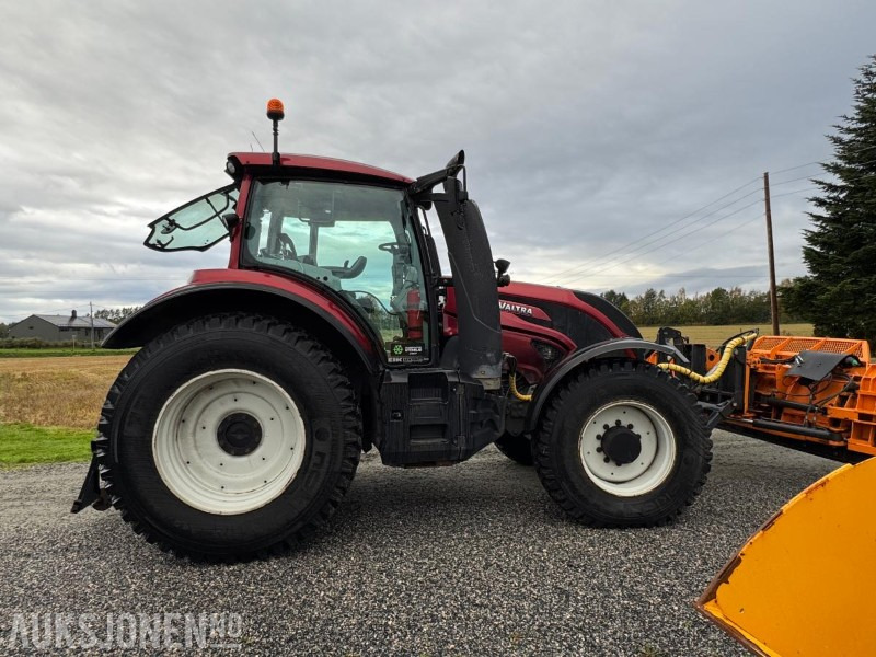 2016 Valtra T174E med Schmidt Tellefsdal U-LS 43.6 plog (2022), Valtra 76 frontlaster og betong lodd - Traktor: slika 2016 Valtra T174E med Schmidt Tellefsdal U-LS 43.6 plog (2022), Valtra 76 frontlaster og betong lodd - Traktor 2016 Valtra T174E med Schmidt Tellefsdal U-LS 43.6 plog (2022), Valtra 76 frontlaster og betong lodd - Traktor: slika 2016 Valtra T174E med Schmidt Tellefsdal U-LS 43.6 plog (2022), Valtra 76 frontlaster og betong lodd - Traktor