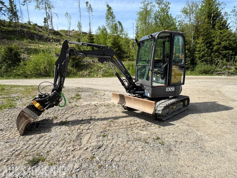 2017 Volvo ECR25D m/Engcon tiltrotator, SE-klype, 3 skuffer, vibroplate, 891 timer, Minigraver - Mini bager: slika 2017 Volvo ECR25D m/Engcon tiltrotator, SE-klype, 3 skuffer, vibroplate, 891 timer, Minigraver - Mini bager 2017 Volvo ECR25D m/Engcon tiltrotator, SE-klype, 3 skuffer, vibroplate, 891 timer, Minigraver - Mini bager: slika 2017 Volvo ECR25D m/Engcon tiltrotator, SE-klype, 3 skuffer, vibroplate, 891 timer, Minigraver - Mini bager