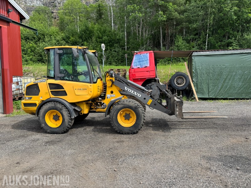 2017 Volvo L25 H S Hjullaster - 4 funksjon - Pallegafler og 2 skuffer - Utovarivač na kotačima: slika 2017 Volvo L25 H S Hjullaster - 4 funksjon - Pallegafler og 2 skuffer - Utovarivač na kotačima 2017 Volvo L25 H S Hjullaster - 4 funksjon - Pallegafler og 2 skuffer - Utovarivač na kotačima: slika 2017 Volvo L25 H S Hjullaster - 4 funksjon - Pallegafler og 2 skuffer - Utovarivač na kotačima