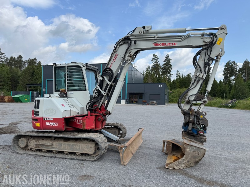 2018 Takeuchi TB280FR – 8,5-tonns gravemaskin med Side-to-Side Boom, tilt, sentralsmøring og 2 skuffer - Bager: slika 2018 Takeuchi TB280FR – 8,5-tonns gravemaskin med Side-to-Side Boom, tilt, sentralsmøring og 2 skuffer - Bager 2018 Takeuchi TB280FR – 8,5-tonns gravemaskin med Side-to-Side Boom, tilt, sentralsmøring og 2 skuffer - Bager: slika 2018 Takeuchi TB280FR – 8,5-tonns gravemaskin med Side-to-Side Boom, tilt, sentralsmøring og 2 skuffer - Bager