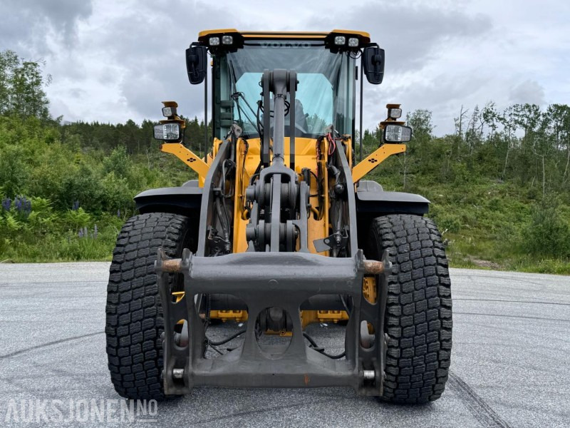 2018 Volvo L90H Hjullaster - Sentralsmøring - Hydraulisk redskapslås - Tilleggshydraulikk - Sertifiseres før salg - Utovarivač na kotačima: slika 2018 Volvo L90H Hjullaster - Sentralsmøring - Hydraulisk redskapslås - Tilleggshydraulikk - Sertifiseres før salg - Utovarivač na kotačima 2018 Volvo L90H Hjullaster - Sentralsmøring - Hydraulisk redskapslås - Tilleggshydraulikk - Sertifiseres før salg - Utovarivač na kotačima: slika 2018 Volvo L90H Hjullaster - Sentralsmøring - Hydraulisk redskapslås - Tilleggshydraulikk - Sertifiseres før salg - Utovarivač na kotačima