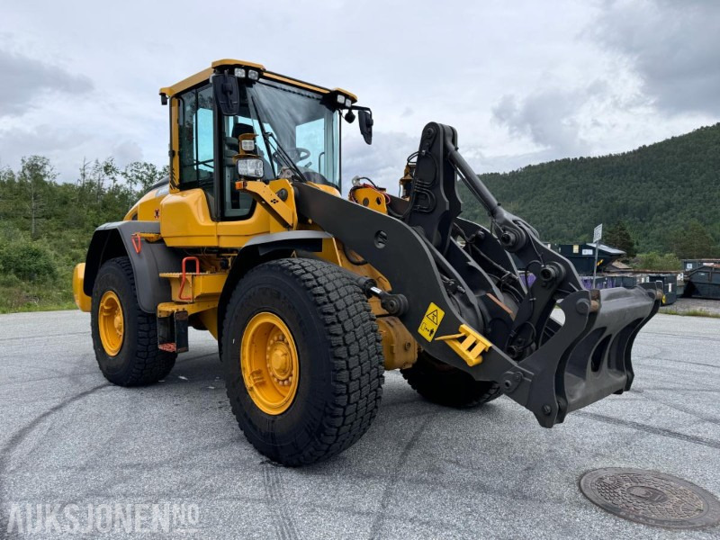 2018 Volvo L90H Hjullaster - Sentralsmøring - Hydraulisk redskapslås - Tilleggshydraulikk - Sertifiseres før salg - Utovarivač na kotačima: slika 2018 Volvo L90H Hjullaster - Sentralsmøring - Hydraulisk redskapslås - Tilleggshydraulikk - Sertifiseres før salg - Utovarivač na kotačima 2018 Volvo L90H Hjullaster - Sentralsmøring - Hydraulisk redskapslås - Tilleggshydraulikk - Sertifiseres før salg - Utovarivač na kotačima: slika 2018 Volvo L90H Hjullaster - Sentralsmøring - Hydraulisk redskapslås - Tilleggshydraulikk - Sertifiseres før salg - Utovarivač na kotačima
