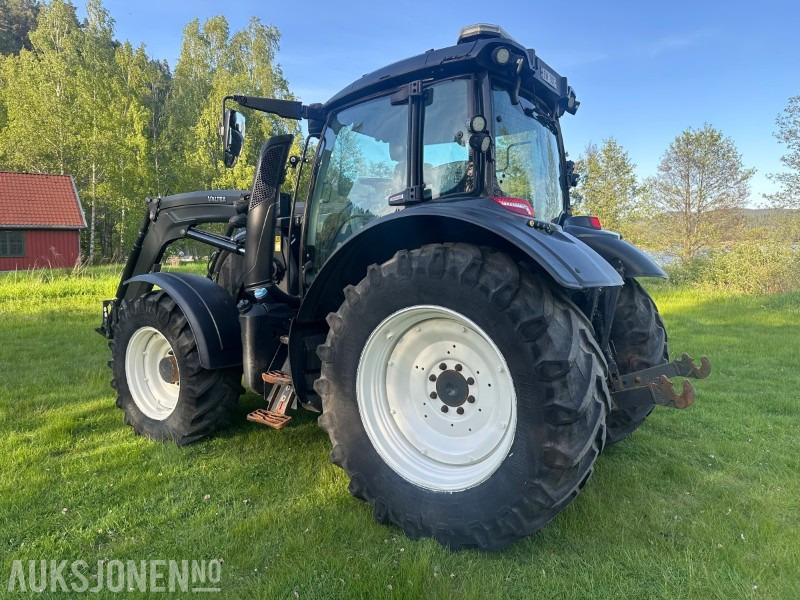 2019 Valtra N174 med frontlaster og mye utstyr - Traktor: slika 2019 Valtra N174 med frontlaster og mye utstyr - Traktor 2019 Valtra N174 med frontlaster og mye utstyr - Traktor: slika 2019 Valtra N174 med frontlaster og mye utstyr - Traktor