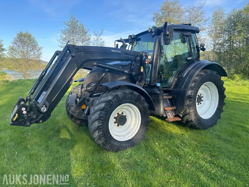 2019 Valtra N174 med frontlaster og mye utstyr - Traktor: slika 2019 Valtra N174 med frontlaster og mye utstyr - Traktor 2019 Valtra N174 med frontlaster og mye utstyr - Traktor: slika 2019 Valtra N174 med frontlaster og mye utstyr - Traktor