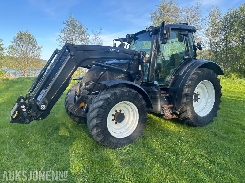 Traktor 2019 Valtra N174 med frontlaster og mye utstyr: slika Traktor 2019 Valtra N174 med frontlaster og mye utstyr