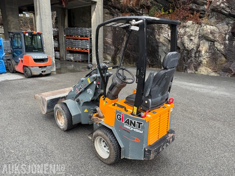 2021 Giant D204SW Kompaktlaster / hjullaster / minihjullaster - Mini utovarivač: slika 2021 Giant D204SW Kompaktlaster / hjullaster / minihjullaster - Mini utovarivač 2021 Giant D204SW Kompaktlaster / hjullaster / minihjullaster - Mini utovarivač: slika 2021 Giant D204SW Kompaktlaster / hjullaster / minihjullaster - Mini utovarivač