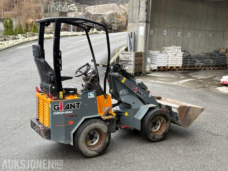 2021 Giant D204SW Kompaktlaster / hjullaster / minihjullaster - Mini utovarivač: slika 2021 Giant D204SW Kompaktlaster / hjullaster / minihjullaster - Mini utovarivač 2021 Giant D204SW Kompaktlaster / hjullaster / minihjullaster - Mini utovarivač: slika 2021 Giant D204SW Kompaktlaster / hjullaster / minihjullaster - Mini utovarivač
