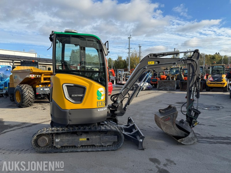 2021 Volvo JECR25D elektrisk minigraver, 2 skuffer, skjær, lav timetall, Steelwrist, LED - Mini bager: slika 2021 Volvo JECR25D elektrisk minigraver, 2 skuffer, skjær, lav timetall, Steelwrist, LED - Mini bager 2021 Volvo JECR25D elektrisk minigraver, 2 skuffer, skjær, lav timetall, Steelwrist, LED - Mini bager: slika 2021 Volvo JECR25D elektrisk minigraver, 2 skuffer, skjær, lav timetall, Steelwrist, LED - Mini bager