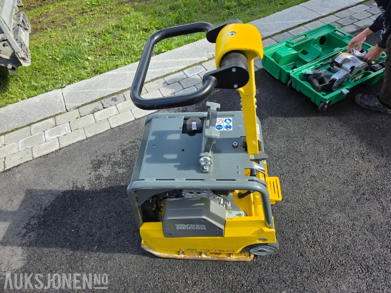 2023 Wacker Neuson DPU3750 Vibroplate 265kg - 4,2kW - 40 arbeidstimer - Valjak: slika 2023 Wacker Neuson DPU3750 Vibroplate 265kg - 4,2kW - 40 arbeidstimer - Valjak 2023 Wacker Neuson DPU3750 Vibroplate 265kg - 4,2kW - 40 arbeidstimer - Valjak: slika 2023 Wacker Neuson DPU3750 Vibroplate 265kg - 4,2kW - 40 arbeidstimer - Valjak