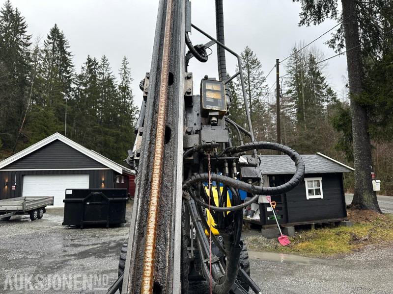 Atlas Copco FlexiROC T15R 2013 – Borerigg med ILMEG – Fjernkontroll- 1909 Timer - Platforma za bušenje: slika Atlas Copco FlexiROC T15R 2013 – Borerigg med ILMEG – Fjernkontroll- 1909 Timer - Platforma za bušenje Atlas Copco FlexiROC T15R 2013 – Borerigg med ILMEG – Fjernkontroll- 1909 Timer - Platforma za bušenje: slika Atlas Copco FlexiROC T15R 2013 – Borerigg med ILMEG – Fjernkontroll- 1909 Timer - Platforma za bušenje