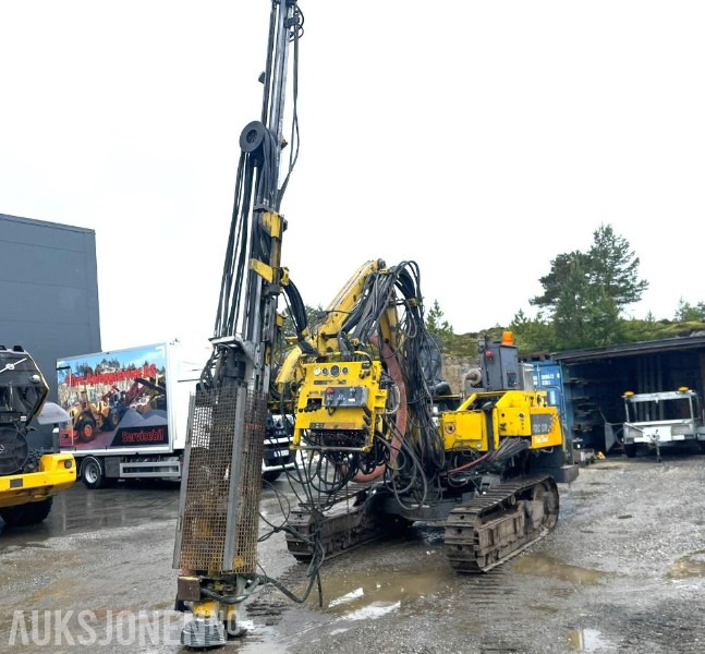 Atlas Copco ROC D3-03 borerigg med COP 1838LE borhammer støvsuger og vinsj - Platforma za bušenje: slika Atlas Copco ROC D3-03 borerigg med COP 1838LE borhammer støvsuger og vinsj - Platforma za bušenje Atlas Copco ROC D3-03 borerigg med COP 1838LE borhammer støvsuger og vinsj - Platforma za bušenje: slika Atlas Copco ROC D3-03 borerigg med COP 1838LE borhammer støvsuger og vinsj - Platforma za bušenje