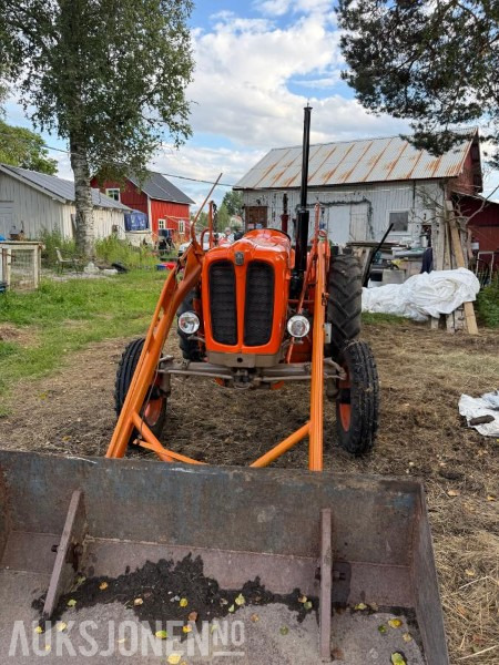 Fiat 411r med bakmontert skjær og frontlaster - Traktor: slika Fiat 411r med bakmontert skjær og frontlaster - Traktor Fiat 411r med bakmontert skjær og frontlaster - Traktor: slika Fiat 411r med bakmontert skjær og frontlaster - Traktor