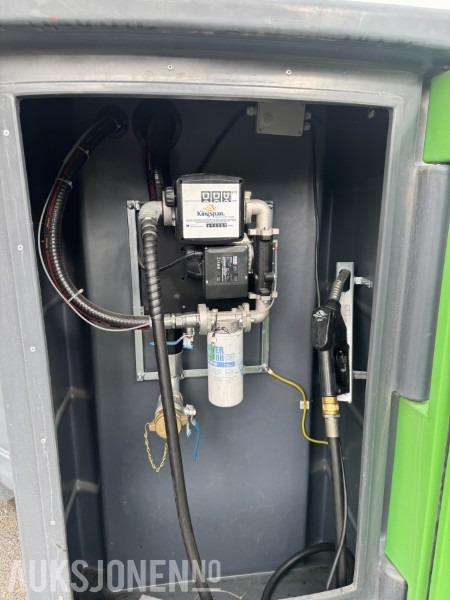 Kingspan Fuelmaster 3500L stasjonær dieseltank med pumpe og låsbart skap. - Građevinska oprema: slika Kingspan Fuelmaster 3500L stasjonær dieseltank med pumpe og låsbart skap. - Građevinska oprema Kingspan Fuelmaster 3500L stasjonær dieseltank med pumpe og låsbart skap. - Građevinska oprema: slika Kingspan Fuelmaster 3500L stasjonær dieseltank med pumpe og låsbart skap. - Građevinska oprema