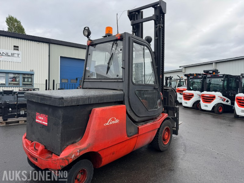 2006 Linde E48P motvekttruck med 4610 kg løftekapasitet - Oprema za rukovanje materijalima: slika 2006 Linde E48P motvekttruck med 4610 kg løftekapasitet - Oprema za rukovanje materijalima 2006 Linde E48P motvekttruck med 4610 kg løftekapasitet - Oprema za rukovanje materijalima: slika 2006 Linde E48P motvekttruck med 4610 kg løftekapasitet - Oprema za rukovanje materijalima