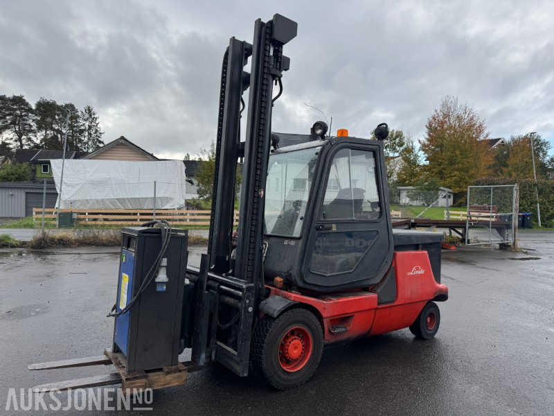 2006 Linde E48P motvekttruck med 4610 kg løftekapasitet - Oprema za rukovanje materijalima: slika 2006 Linde E48P motvekttruck med 4610 kg løftekapasitet - Oprema za rukovanje materijalima 2006 Linde E48P motvekttruck med 4610 kg løftekapasitet - Oprema za rukovanje materijalima: slika 2006 Linde E48P motvekttruck med 4610 kg løftekapasitet - Oprema za rukovanje materijalima