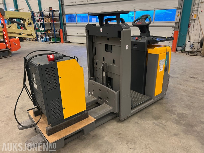 2016 Jungheinrich ECE 310 HP - Oprema za rukovanje materijalima: slika 2016 Jungheinrich ECE 310 HP - Oprema za rukovanje materijalima 2016 Jungheinrich ECE 310 HP - Oprema za rukovanje materijalima: slika 2016 Jungheinrich ECE 310 HP - Oprema za rukovanje materijalima