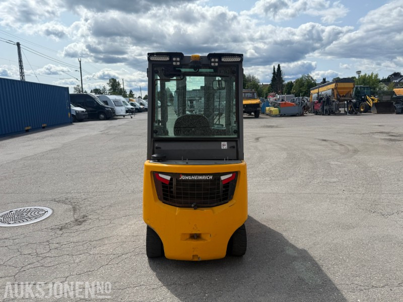 2017 Jungheinrich DFG 320S dieseldrevet motvektstruck med gaffelforlengere - Oprema za rukovanje materijalima: slika 2017 Jungheinrich DFG 320S dieseldrevet motvektstruck med gaffelforlengere - Oprema za rukovanje materijalima 2017 Jungheinrich DFG 320S dieseldrevet motvektstruck med gaffelforlengere - Oprema za rukovanje materijalima: slika 2017 Jungheinrich DFG 320S dieseldrevet motvektstruck med gaffelforlengere - Oprema za rukovanje materijalima