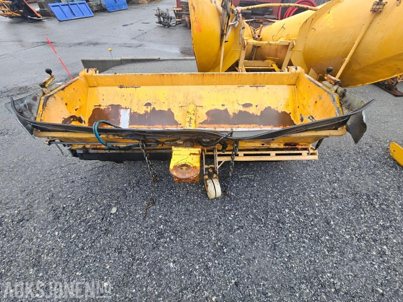 Poljoprivredni strojevi 1991 Falköping Sandstrøer / Slepestrøer med hjul - Slepefeste - Type B10LU - 1 m3: slika Poljoprivredni strojevi 1991 Falköping Sandstrøer / Slepestrøer med hjul - Slepefeste - Type B10LU - 1 m3