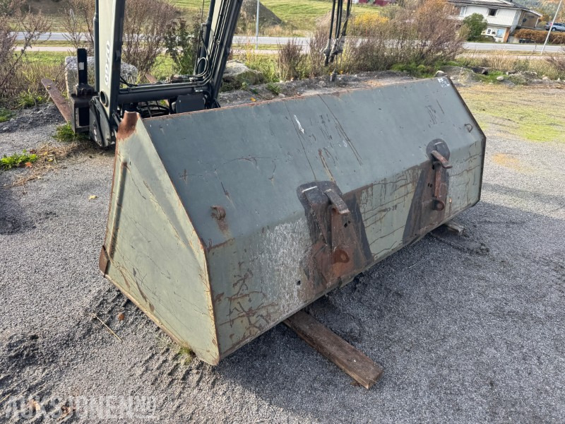 1996 Ålø 240 M 10 Skuffe for traktor - Poljoprivredni strojevi: slika 1996 Ålø 240 M 10 Skuffe for traktor - Poljoprivredni strojevi 1996 Ålø 240 M 10 Skuffe for traktor - Poljoprivredni strojevi: slika 1996 Ålø 240 M 10 Skuffe for traktor - Poljoprivredni strojevi