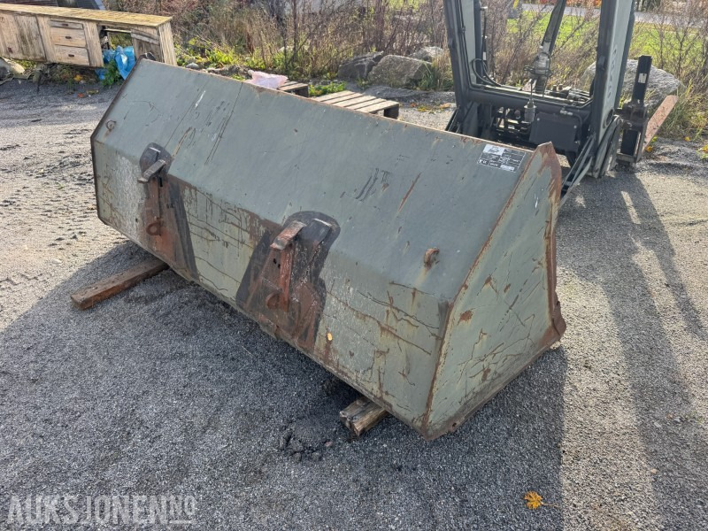 1996 Ålø 240 M 10 Skuffe for traktor - Poljoprivredni strojevi: slika 1996 Ålø 240 M 10 Skuffe for traktor - Poljoprivredni strojevi 1996 Ålø 240 M 10 Skuffe for traktor - Poljoprivredni strojevi: slika 1996 Ålø 240 M 10 Skuffe for traktor - Poljoprivredni strojevi