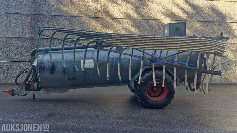 Poljoprivredni strojevi Harsø Tankvogn med slangespreder og store 700-hjul (Trelleborg): slika Poljoprivredni strojevi Harsø Tankvogn med slangespreder og store 700-hjul (Trelleborg)