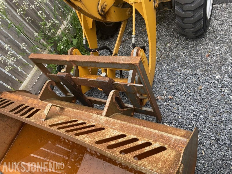 Utovarivač na kotačima Sino 908 Hjullaster med skuffe og pallegaffler: slika Utovarivač na kotačima Sino 908 Hjullaster med skuffe og pallegaffler