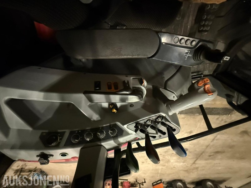 Traktor Valtra A104 m Laster, skuffe og pallegaffel: slika Traktor Valtra A104 m Laster, skuffe og pallegaffel Traktor Valtra A104 m Laster, skuffe og pallegaffel: slika Traktor Valtra A104 m Laster, skuffe og pallegaffel