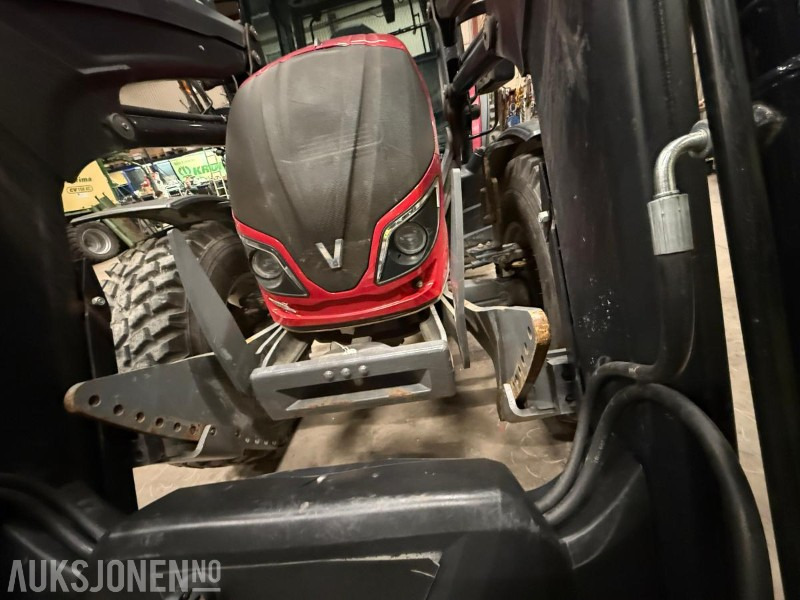 Valtra A104 m Laster, skuffe og pallegaffel - Traktor: slika Valtra A104 m Laster, skuffe og pallegaffel - Traktor Valtra A104 m Laster, skuffe og pallegaffel - Traktor: slika Valtra A104 m Laster, skuffe og pallegaffel - Traktor