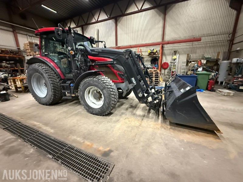 Valtra A104 m Laster, skuffe og pallegaffel - Traktor: slika Valtra A104 m Laster, skuffe og pallegaffel - Traktor Valtra A104 m Laster, skuffe og pallegaffel - Traktor: slika Valtra A104 m Laster, skuffe og pallegaffel - Traktor