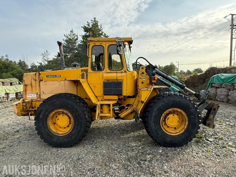 Volvo 4400 Hjullaster / 5419 timer /3 Funksjon / skuffe - Utovarivač na kotačima: slika Volvo 4400 Hjullaster / 5419 timer /3 Funksjon / skuffe - Utovarivač na kotačima Volvo 4400 Hjullaster / 5419 timer /3 Funksjon / skuffe - Utovarivač na kotačima: slika Volvo 4400 Hjullaster / 5419 timer /3 Funksjon / skuffe - Utovarivač na kotačima