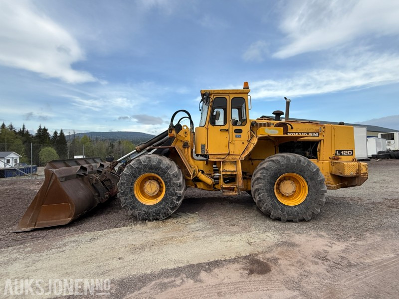 Volvo L120 Hjullaster - 4x4 - Gjerstad 2900L skuff - Nylig byttet dekk - Vekt montert - Utovarivač na kotačima: slika Volvo L120 Hjullaster - 4x4 - Gjerstad 2900L skuff - Nylig byttet dekk - Vekt montert - Utovarivač na kotačima Volvo L120 Hjullaster - 4x4 - Gjerstad 2900L skuff - Nylig byttet dekk - Vekt montert - Utovarivač na kotačima: slika Volvo L120 Hjullaster - 4x4 - Gjerstad 2900L skuff - Nylig byttet dekk - Vekt montert - Utovarivač na kotačima