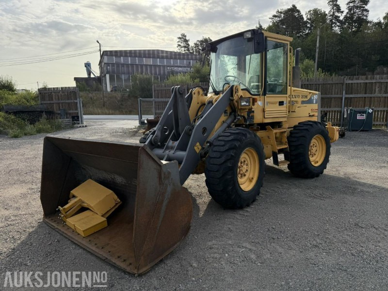Volvo L50B hjullaster / 12817 timer / skuffe / skjermer - Utovarivač na kotačima: slika Volvo L50B hjullaster / 12817 timer / skuffe / skjermer - Utovarivač na kotačima Volvo L50B hjullaster / 12817 timer / skuffe / skjermer - Utovarivač na kotačima: slika Volvo L50B hjullaster / 12817 timer / skuffe / skjermer - Utovarivač na kotačima