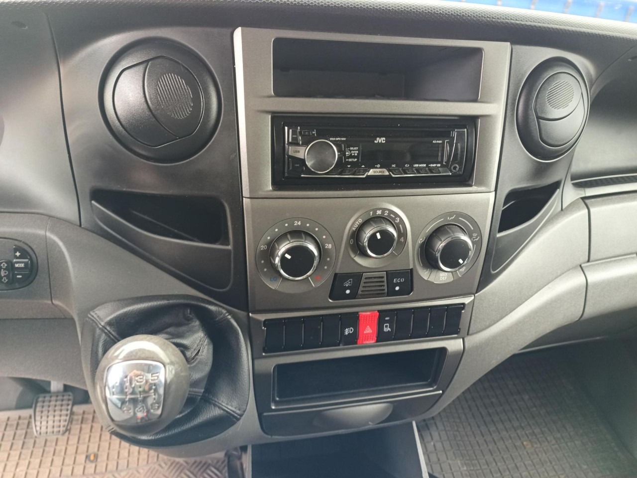 IVECO Daily 35C15 3,0l - Dostavno vozilo sa zatvorenim sandukom: slika IVECO Daily 35C15 3,0l - Dostavno vozilo sa zatvorenim sandukom IVECO Daily 35C15 3,0l - Dostavno vozilo sa zatvorenim sandukom: slika IVECO Daily 35C15 3,0l - Dostavno vozilo sa zatvorenim sandukom