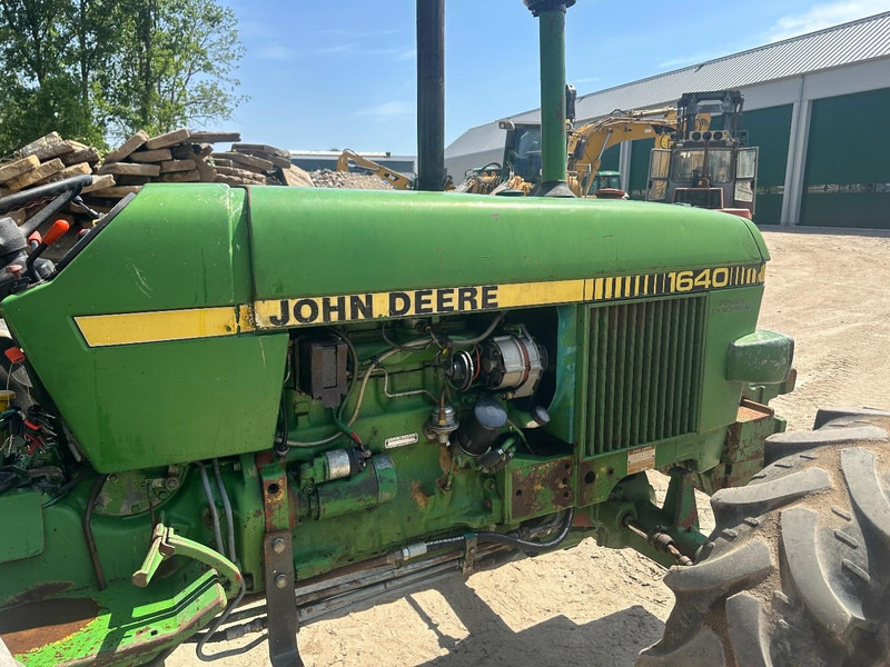 Traktor s visokim klirensom John Deere 1640 4x4: slika Traktor s visokim klirensom John Deere 1640 4x4 Traktor s visokim klirensom John Deere 1640 4x4: slika Traktor s visokim klirensom John Deere 1640 4x4