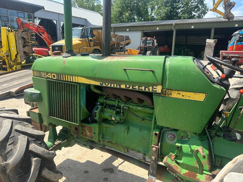 Traktor s visokim klirensom John Deere 1640 4x4: slika Traktor s visokim klirensom John Deere 1640 4x4 Traktor s visokim klirensom John Deere 1640 4x4: slika Traktor s visokim klirensom John Deere 1640 4x4