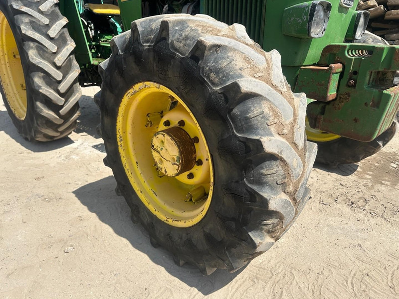 Traktor s visokim klirensom John Deere 1640 4x4: slika Traktor s visokim klirensom John Deere 1640 4x4 Traktor s visokim klirensom John Deere 1640 4x4: slika Traktor s visokim klirensom John Deere 1640 4x4