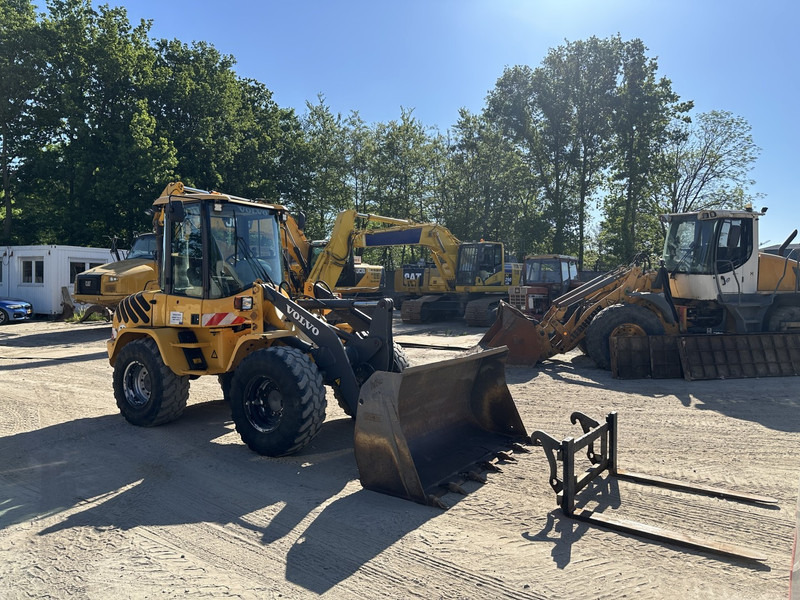 Volvo L 35 B - Z / S German machine - Bucket & Forks - Utovarivač na kotačima: slika Volvo L 35 B - Z / S German machine - Bucket & Forks - Utovarivač na kotačima Volvo L 35 B - Z / S German machine - Bucket & Forks - Utovarivač na kotačima: slika Volvo L 35 B - Z / S German machine - Bucket & Forks - Utovarivač na kotačima
