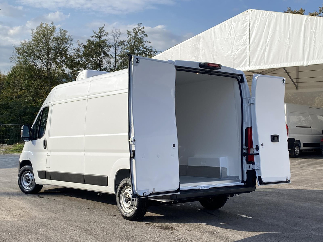 PEUGEOT BOXER L3H2 180PS CONFORT 335 / FRISCHDIENST BIS 0 + XARIOS 300 12-230V - Dostavno vozilo hladnjača: slika PEUGEOT BOXER L3H2 180PS CONFORT 335 / FRISCHDIENST BIS 0 + XARIOS 300 12-230V - Dostavno vozilo hladnjača PEUGEOT BOXER L3H2 180PS CONFORT 335 / FRISCHDIENST BIS 0 + XARIOS 300 12-230V - Dostavno vozilo hladnjača: slika PEUGEOT BOXER L3H2 180PS CONFORT 335 / FRISCHDIENST BIS 0 + XARIOS 300 12-230V - Dostavno vozilo hladnjača