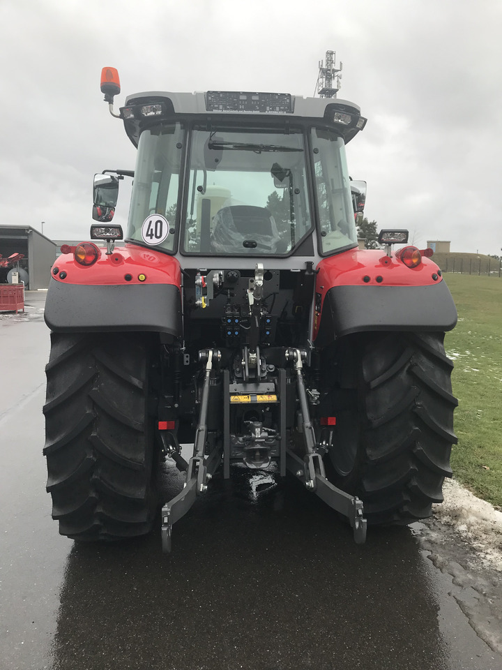 Massey Ferguson MF 5S.115 Dyna-4 ESSENTIAL - Traktor: slika Massey Ferguson MF 5S.115 Dyna-4 ESSENTIAL - Traktor Massey Ferguson MF 5S.115 Dyna-4 ESSENTIAL - Traktor: slika Massey Ferguson MF 5S.115 Dyna-4 ESSENTIAL - Traktor