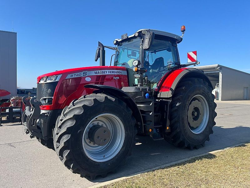Massey Ferguson MF 8740 S "Exclusive Ausstattung" - Traktor: slika Massey Ferguson MF 8740 S "Exclusive Ausstattung" - Traktor Massey Ferguson MF 8740 S "Exclusive Ausstattung" - Traktor: slika Massey Ferguson MF 8740 S "Exclusive Ausstattung" - Traktor