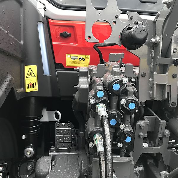 Zakup  Massey Ferguson MF 8S.305 Exclusive Massey Ferguson MF 8S.305 Exclusive: slika Zakup  Massey Ferguson MF 8S.305 Exclusive Massey Ferguson MF 8S.305 Exclusive