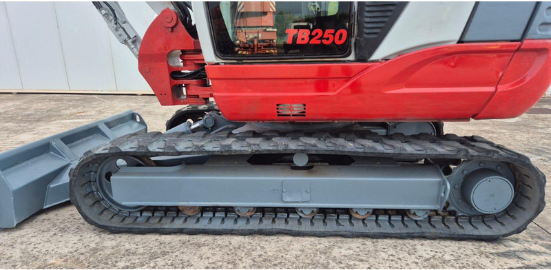 Mini bager Takeuchi TB250: slika Mini bager Takeuchi TB250