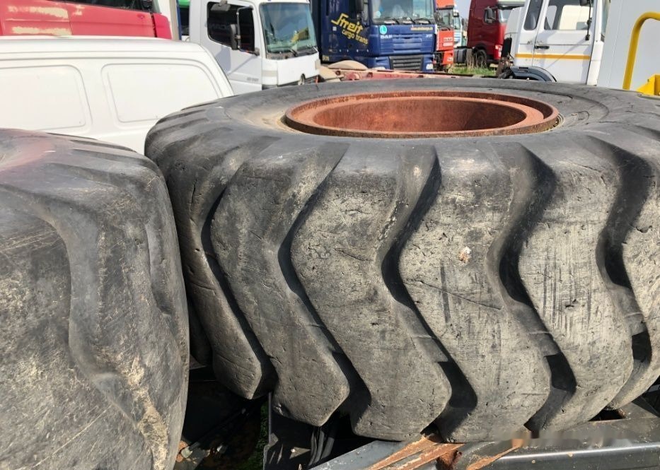 Anvelope Cu 24PR 4 BUC VOLA Incarcator VOLVO KOMATSU JCB - Kompletan kotač: slika Anvelope Cu 24PR 4 BUC VOLA Incarcator VOLVO KOMATSU JCB - Kompletan kotač Anvelope Cu 24PR 4 BUC VOLA Incarcator VOLVO KOMATSU JCB - Kompletan kotač: slika Anvelope Cu 24PR 4 BUC VOLA Incarcator VOLVO KOMATSU JCB - Kompletan kotač