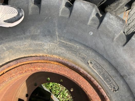 Anvelope Cu 24PR 4 BUC VOLA Incarcator VOLVO KOMATSU JCB - Kompletan kotač: slika Anvelope Cu 24PR 4 BUC VOLA Incarcator VOLVO KOMATSU JCB - Kompletan kotač Anvelope Cu 24PR 4 BUC VOLA Incarcator VOLVO KOMATSU JCB - Kompletan kotač: slika Anvelope Cu 24PR 4 BUC VOLA Incarcator VOLVO KOMATSU JCB - Kompletan kotač