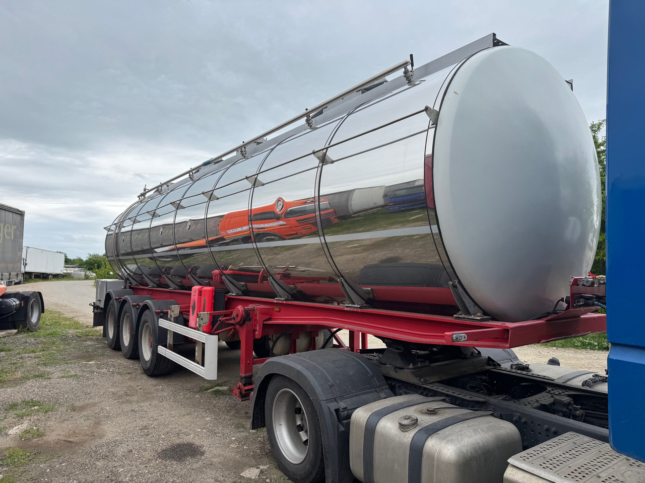Menci Transport lichide ALIMENTARE - Poluprikolica cisterna: slika Menci Transport lichide ALIMENTARE - Poluprikolica cisterna Menci Transport lichide ALIMENTARE - Poluprikolica cisterna: slika Menci Transport lichide ALIMENTARE - Poluprikolica cisterna