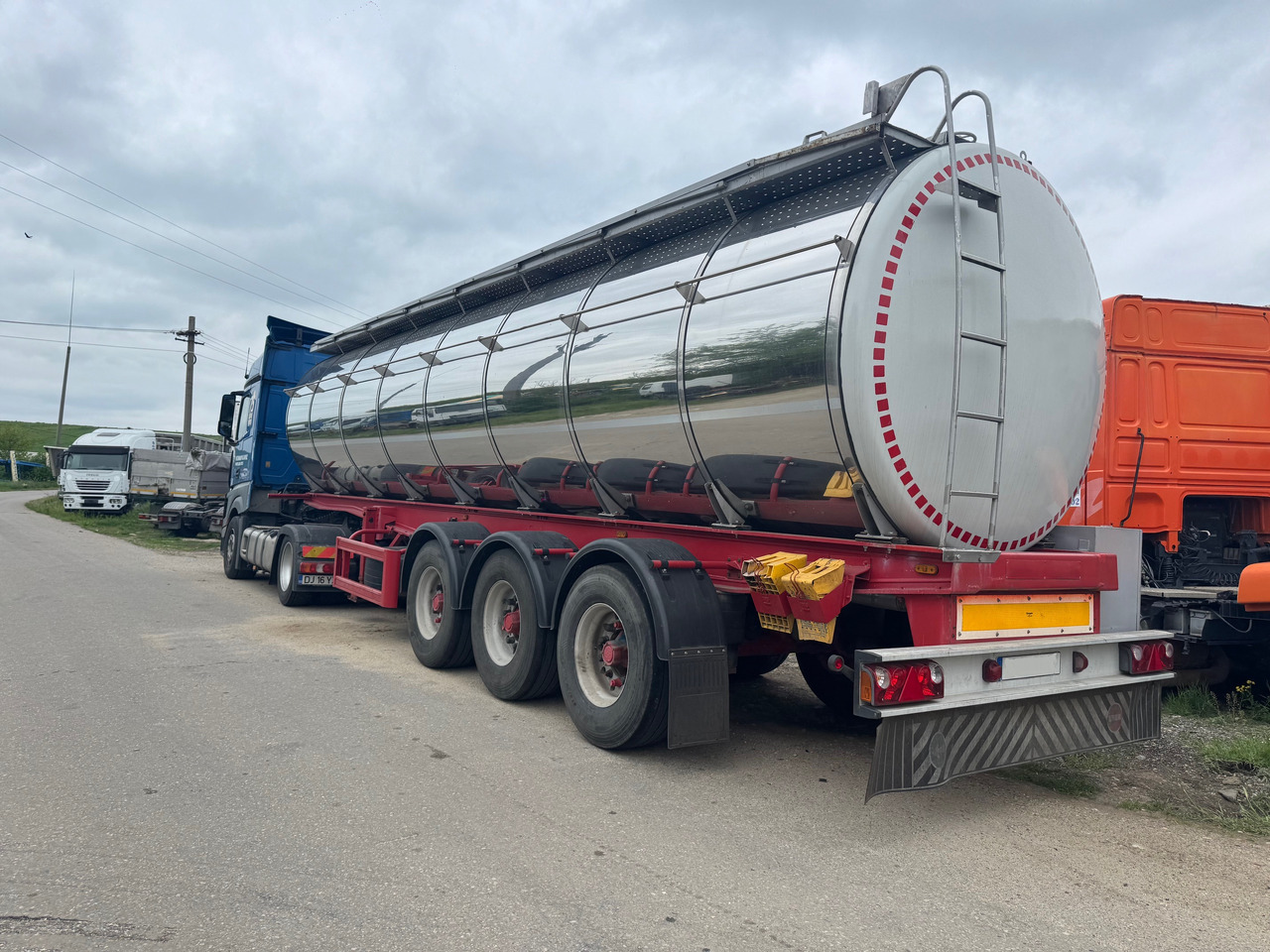 Menci Transport lichide ALIMENTARE - Poluprikolica cisterna: slika Menci Transport lichide ALIMENTARE - Poluprikolica cisterna Menci Transport lichide ALIMENTARE - Poluprikolica cisterna: slika Menci Transport lichide ALIMENTARE - Poluprikolica cisterna