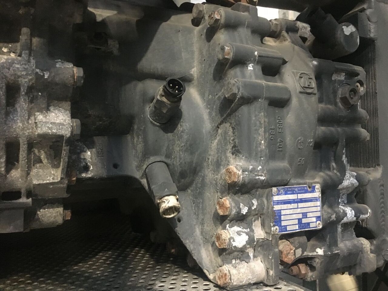 ZF 12AS 2331TD +intarder 1353041012 - Mjenjač za Kamion: slika ZF 12AS 2331TD +intarder 1353041012 - Mjenjač za Kamion ZF 12AS 2331TD +intarder 1353041012 - Mjenjač za Kamion: slika ZF 12AS 2331TD +intarder 1353041012 - Mjenjač za Kamion