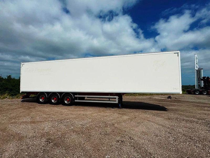 SDC 13,60 Boks - Poluprikolica sa zatvorenim sandukom: slika SDC 13,60 Boks - Poluprikolica sa zatvorenim sandukom SDC 13,60 Boks - Poluprikolica sa zatvorenim sandukom: slika SDC 13,60 Boks - Poluprikolica sa zatvorenim sandukom