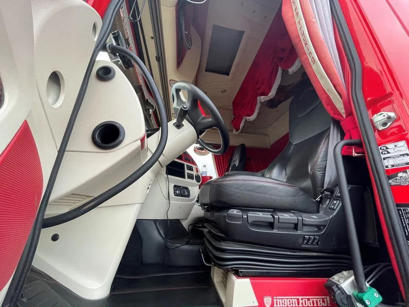 Tegljač DAF XF 530 Twensteer Special interior. Full Air suspension Hydr. system: slika Tegljač DAF XF 530 Twensteer Special interior. Full Air suspension Hydr. system