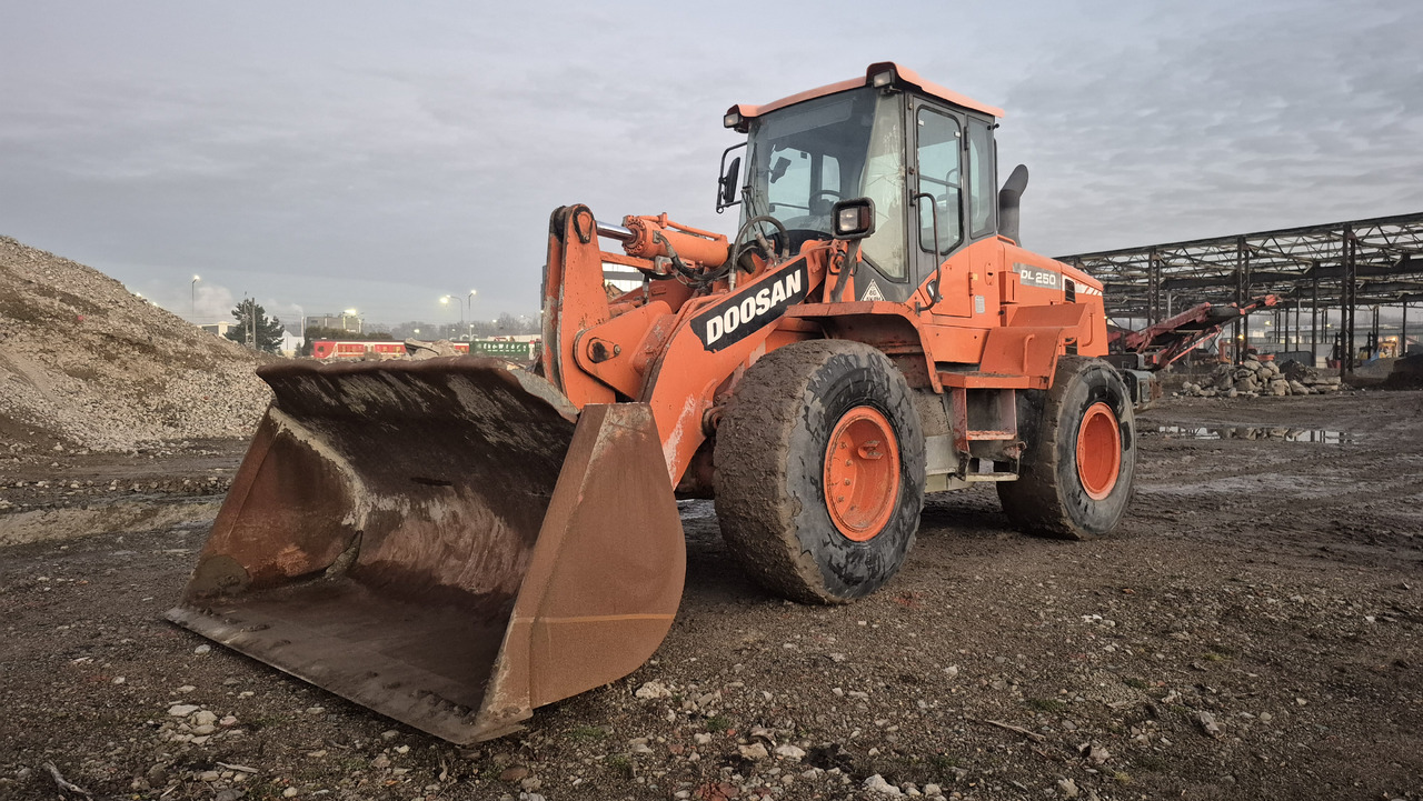 DOOSAN DL250-3 - Utovarivač na kotačima: slika DOOSAN DL250-3 - Utovarivač na kotačima DOOSAN DL250-3 - Utovarivač na kotačima: slika DOOSAN DL250-3 - Utovarivač na kotačima